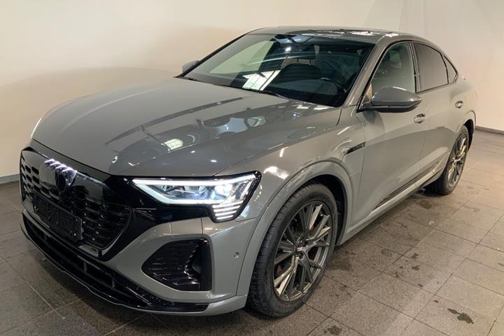 Grå Audi Q8 e-tron fra 2023