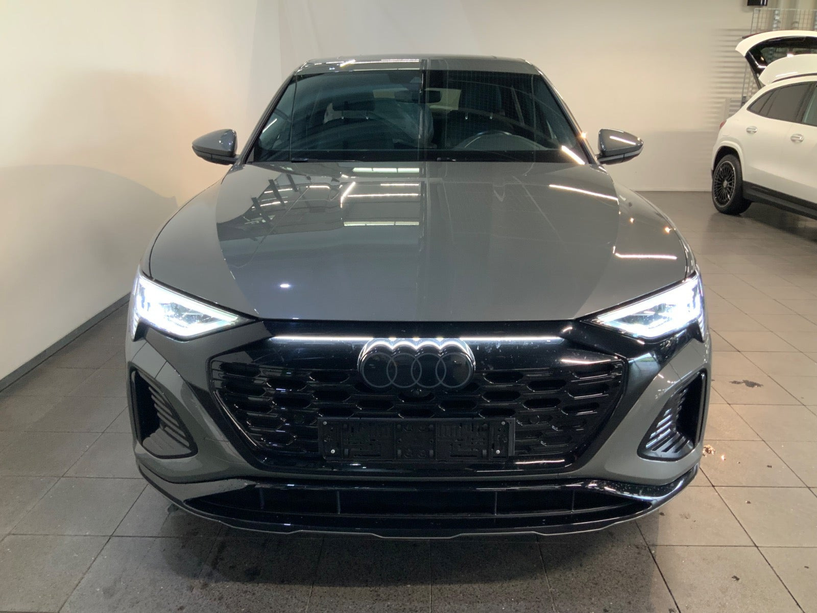 Grå Audi Q8 e-tron fra 2023
