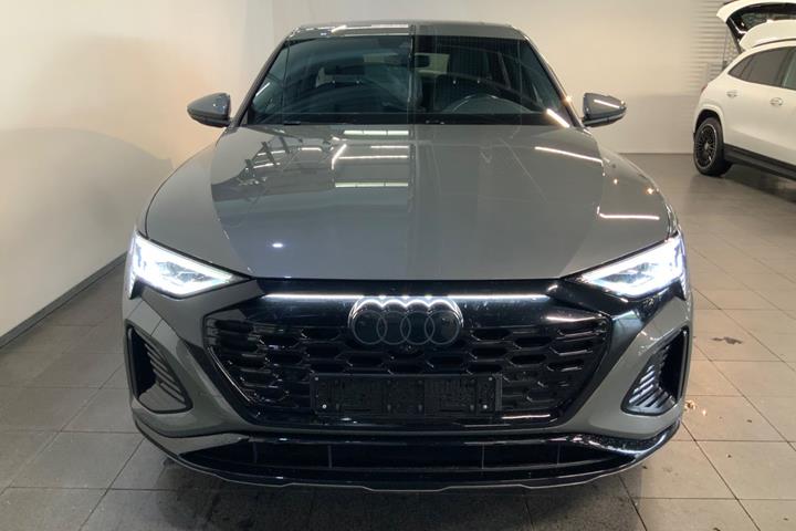 Grå Audi Q8 e-tron fra 2023