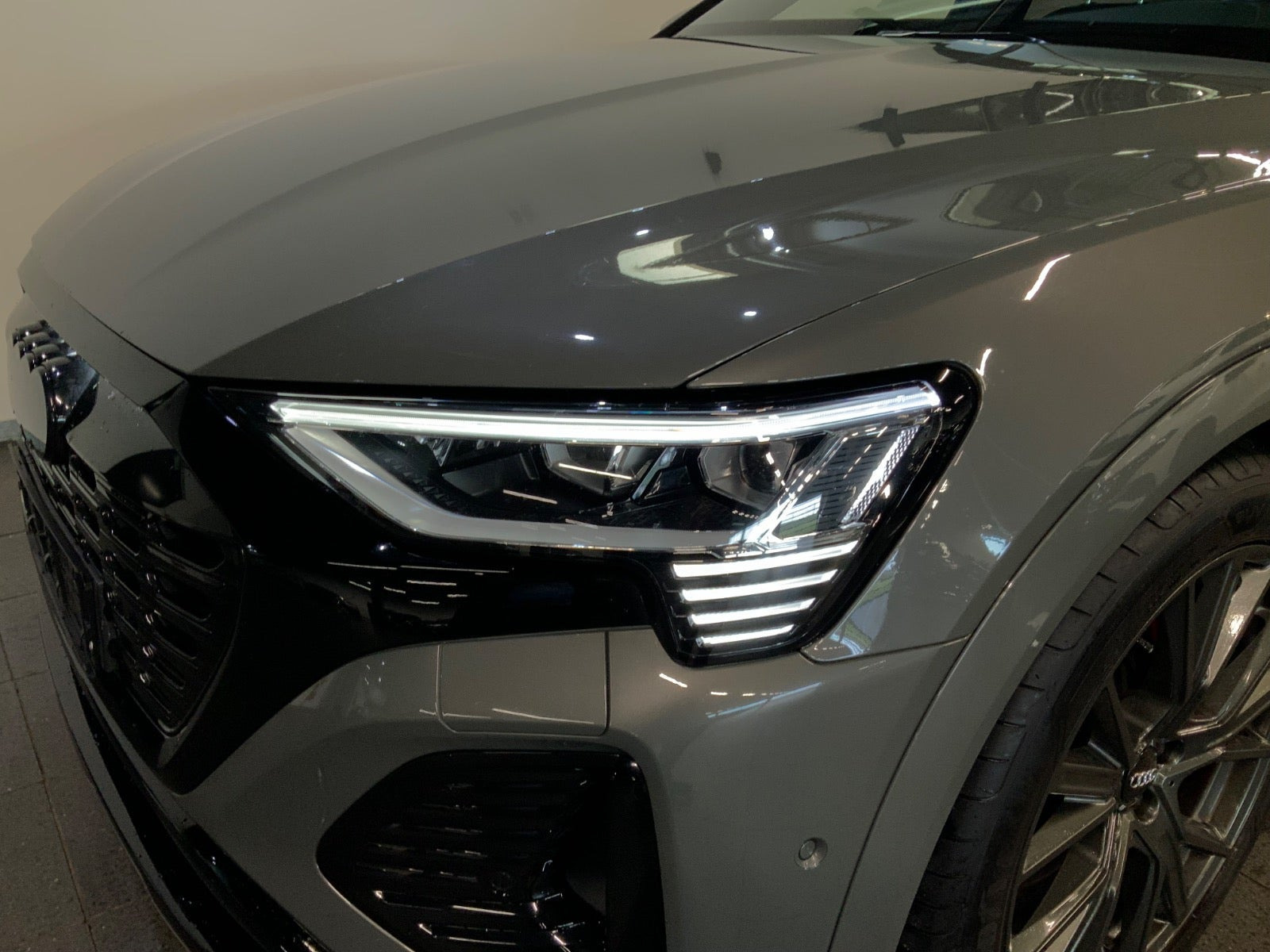 Grå Audi Q8 e-tron fra 2023