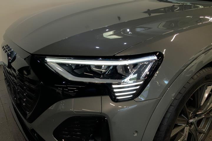 Grå Audi Q8 e-tron fra 2023