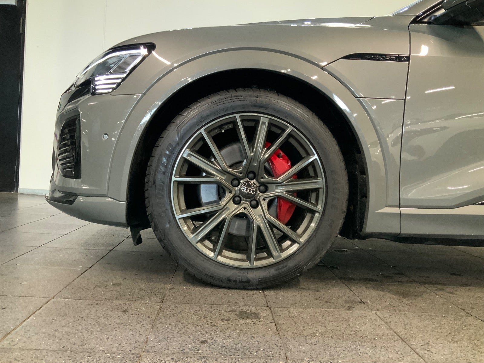 Grå Audi Q8 e-tron fra 2023