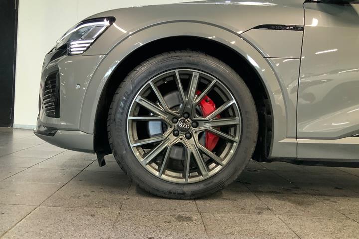 Grå Audi Q8 e-tron fra 2023
