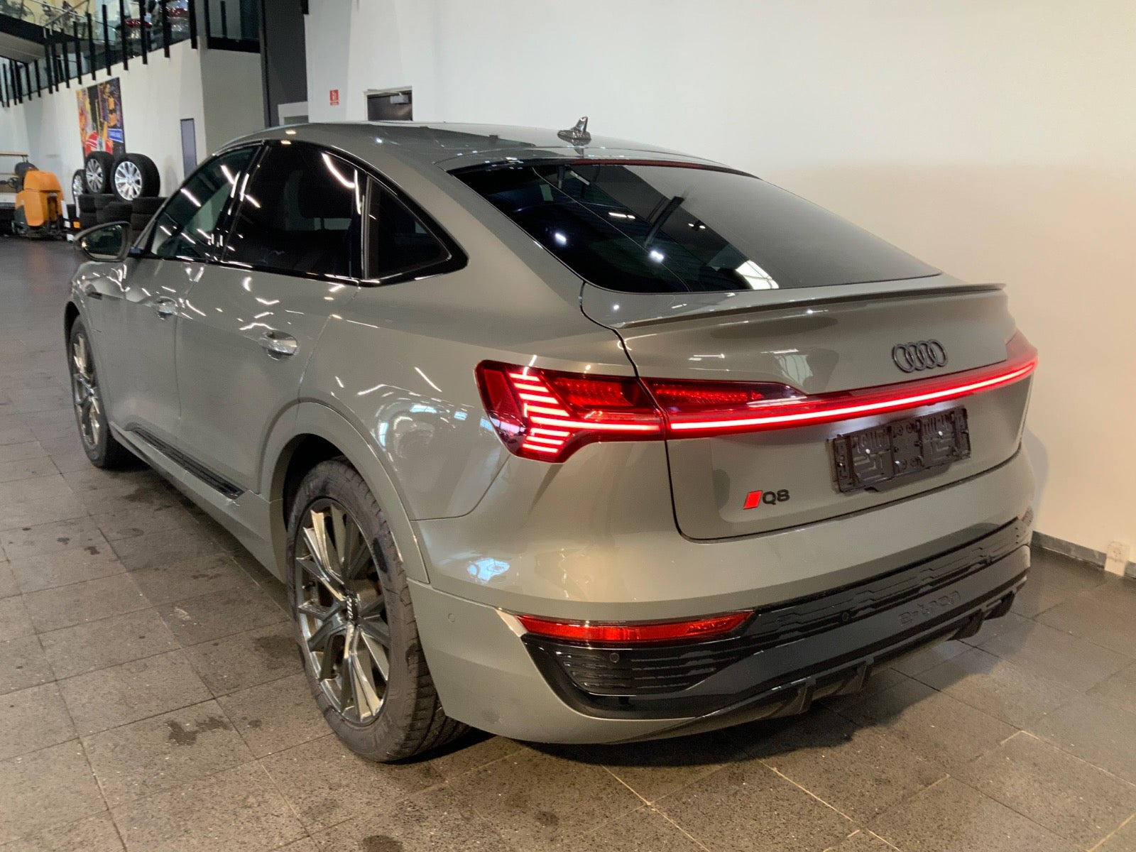 Grå Audi Q8 e-tron fra 2023