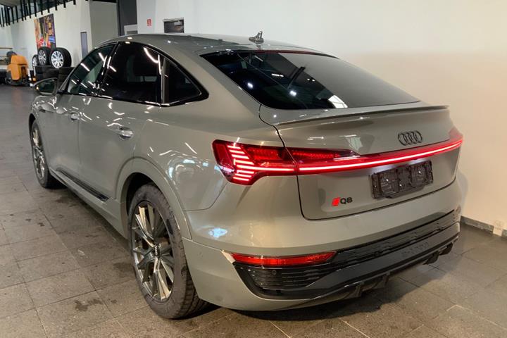 Grå Audi Q8 e-tron fra 2023