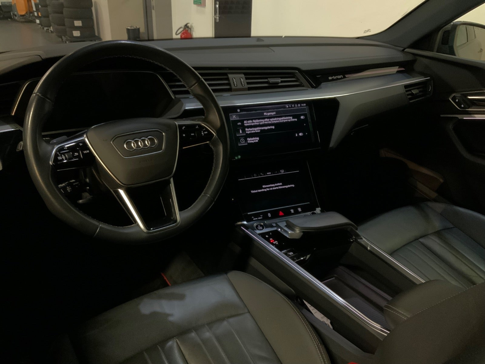 Grå Audi Q8 e-tron fra 2023