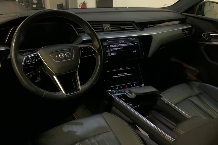 Grå Audi Q8 e-tron fra 2023
