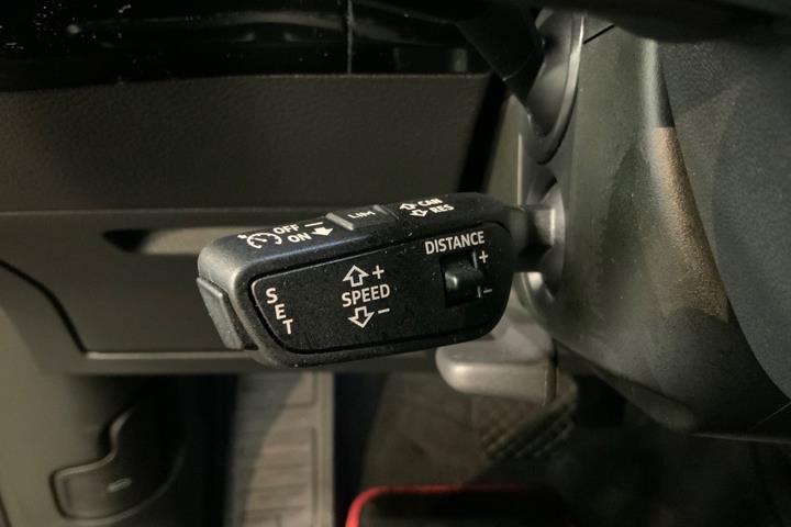 Grå Audi Q8 e-tron fra 2023