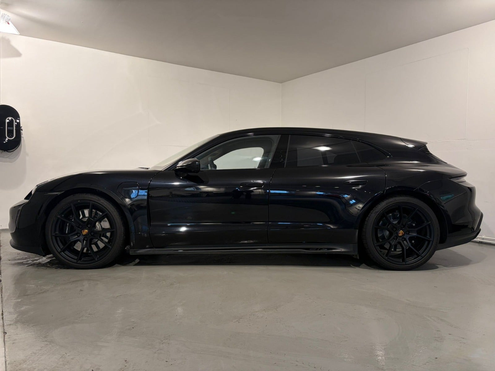 Sort Porsche Taycan GTS fra 2023