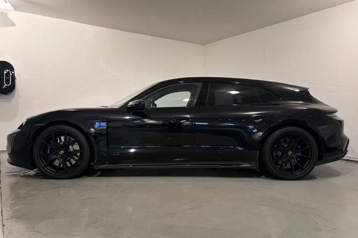 Sort Porsche Taycan GTS fra 2023