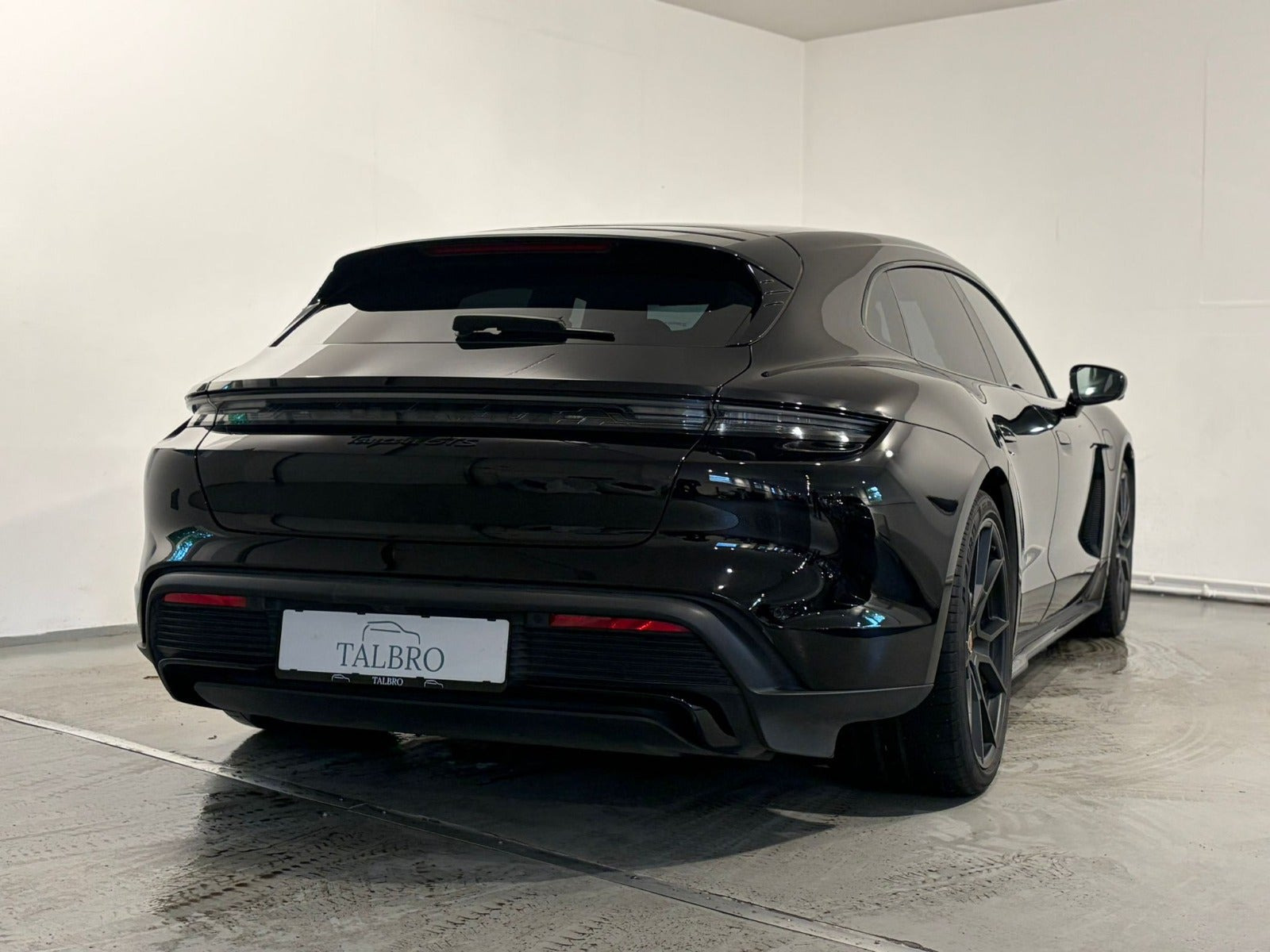 Sort Porsche Taycan GTS fra 2023