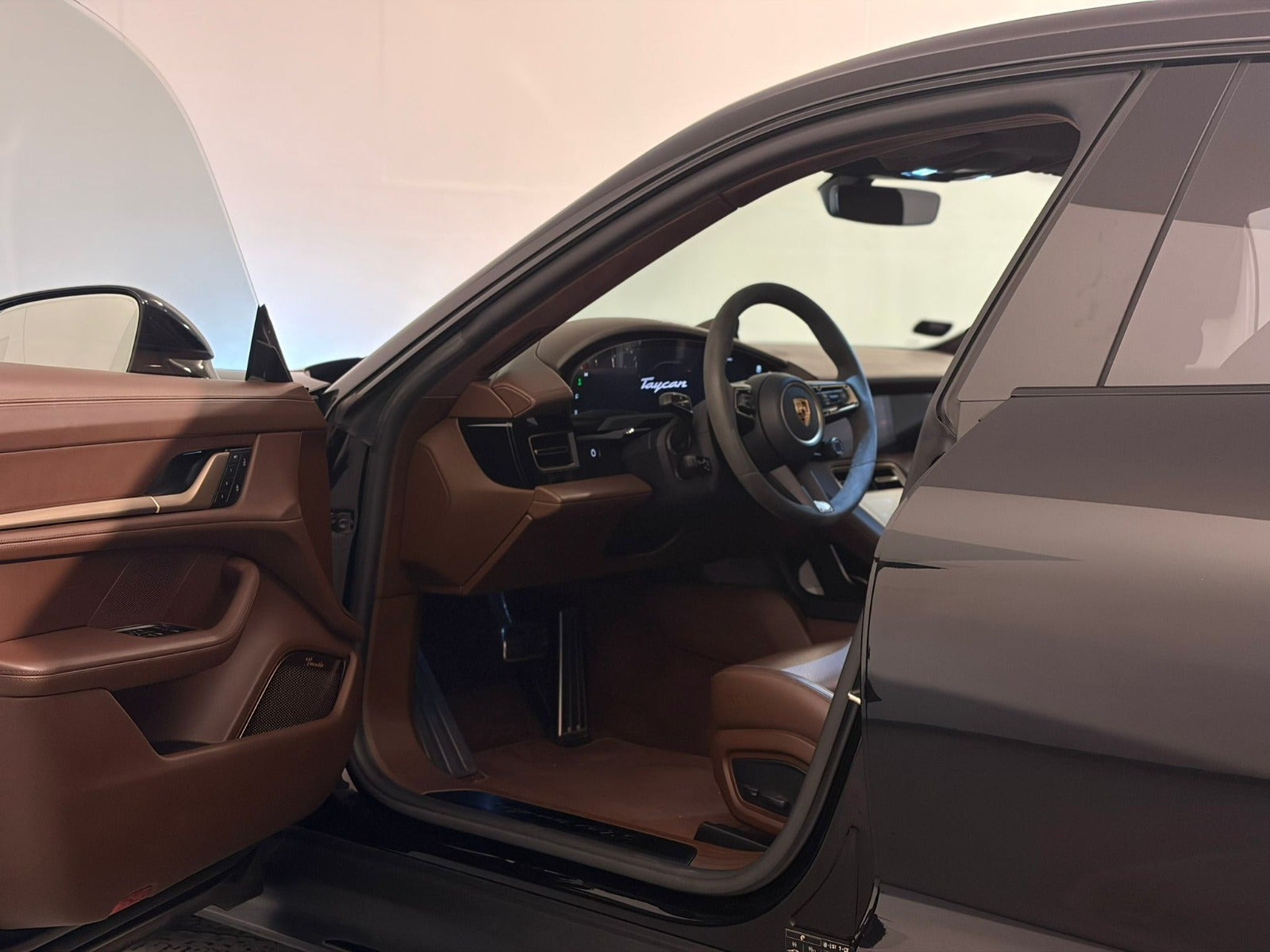 Sort Porsche Taycan GTS fra 2023