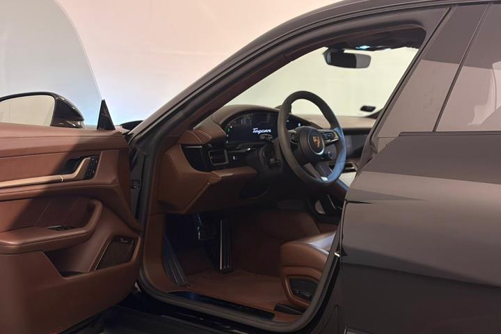 Sort Porsche Taycan GTS fra 2023