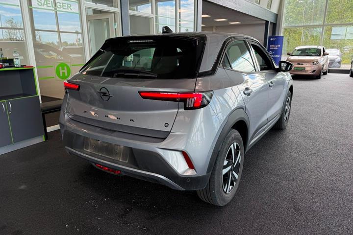 Grå Opel Mokka-e fra 2024