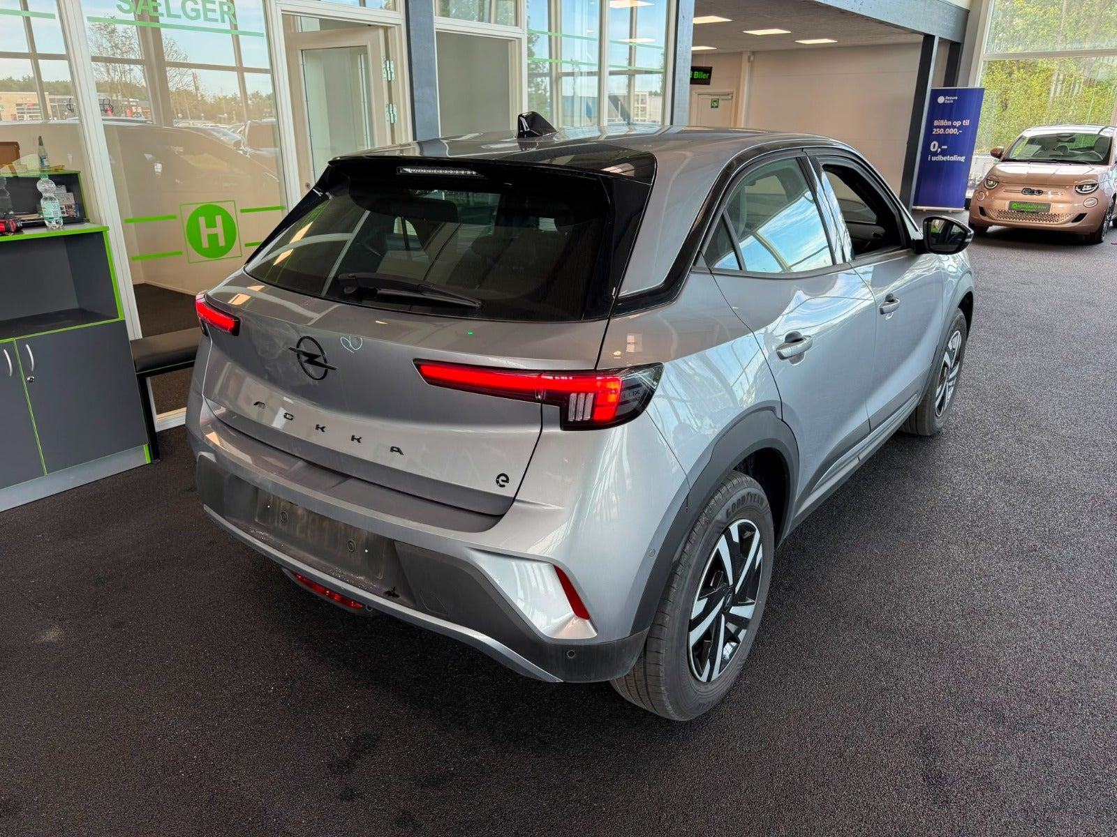 Grå Opel Mokka-e fra 2024