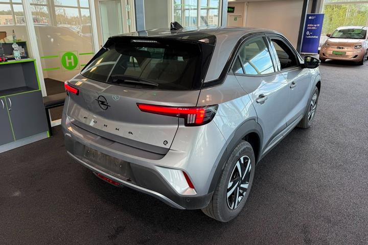Grå Opel Mokka-e fra 2024