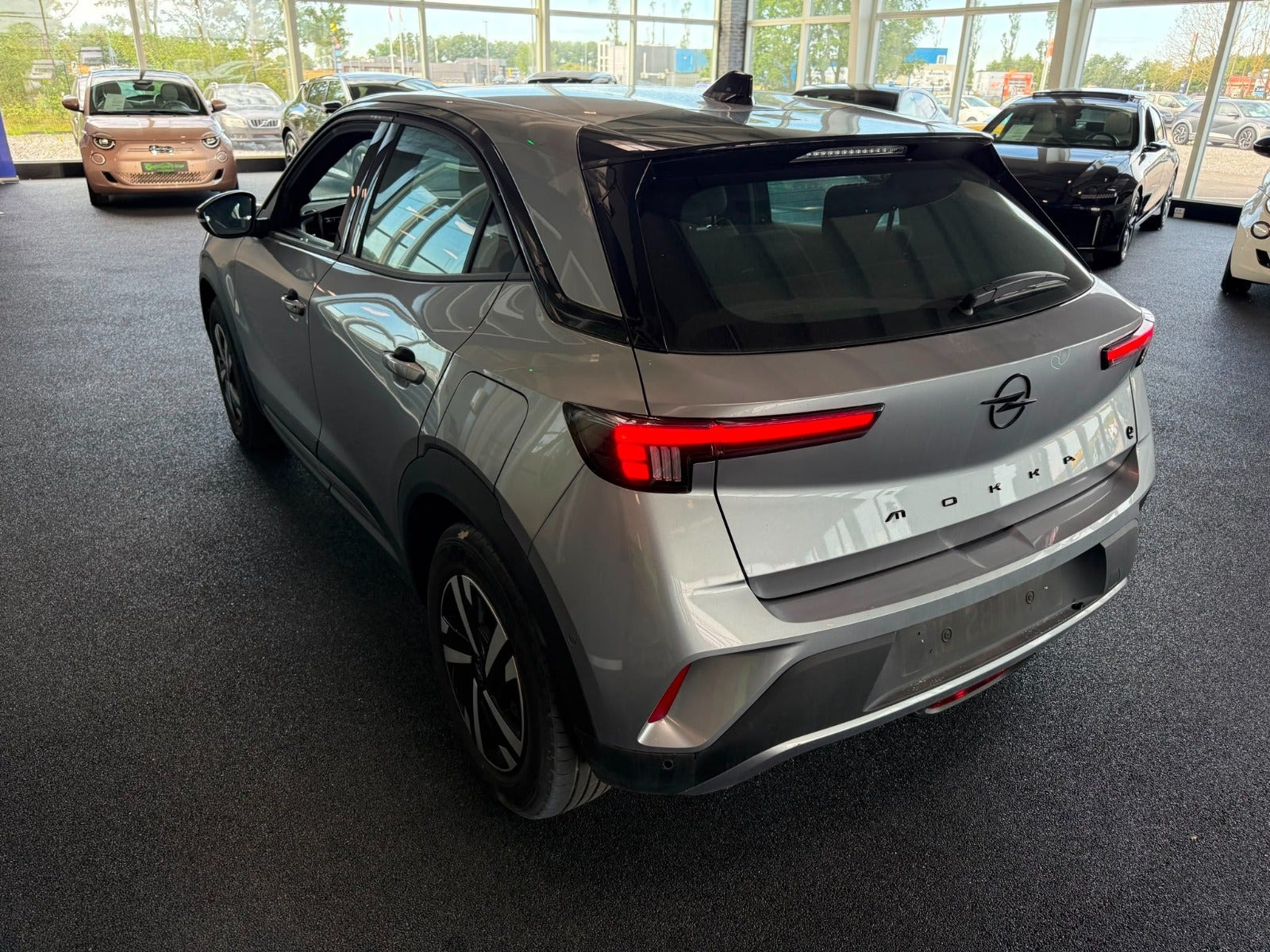 Grå Opel Mokka-e fra 2024