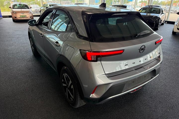 Grå Opel Mokka-e fra 2024