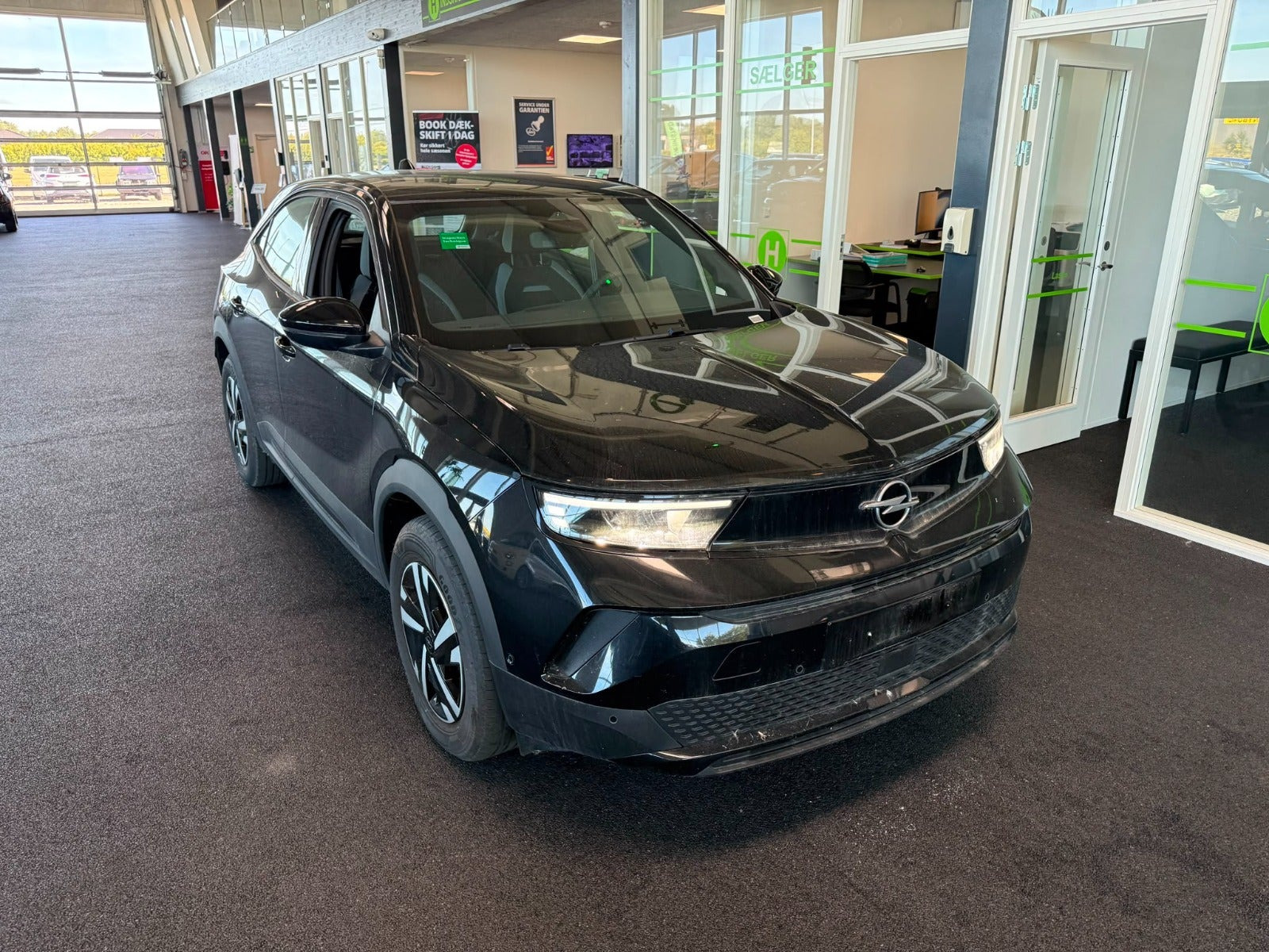 Sort Opel Mokka-e fra 2024