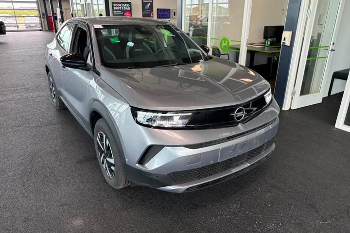 Grå Opel Mokka-e fra 2024