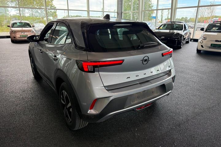 Grå Opel Mokka-e fra 2024