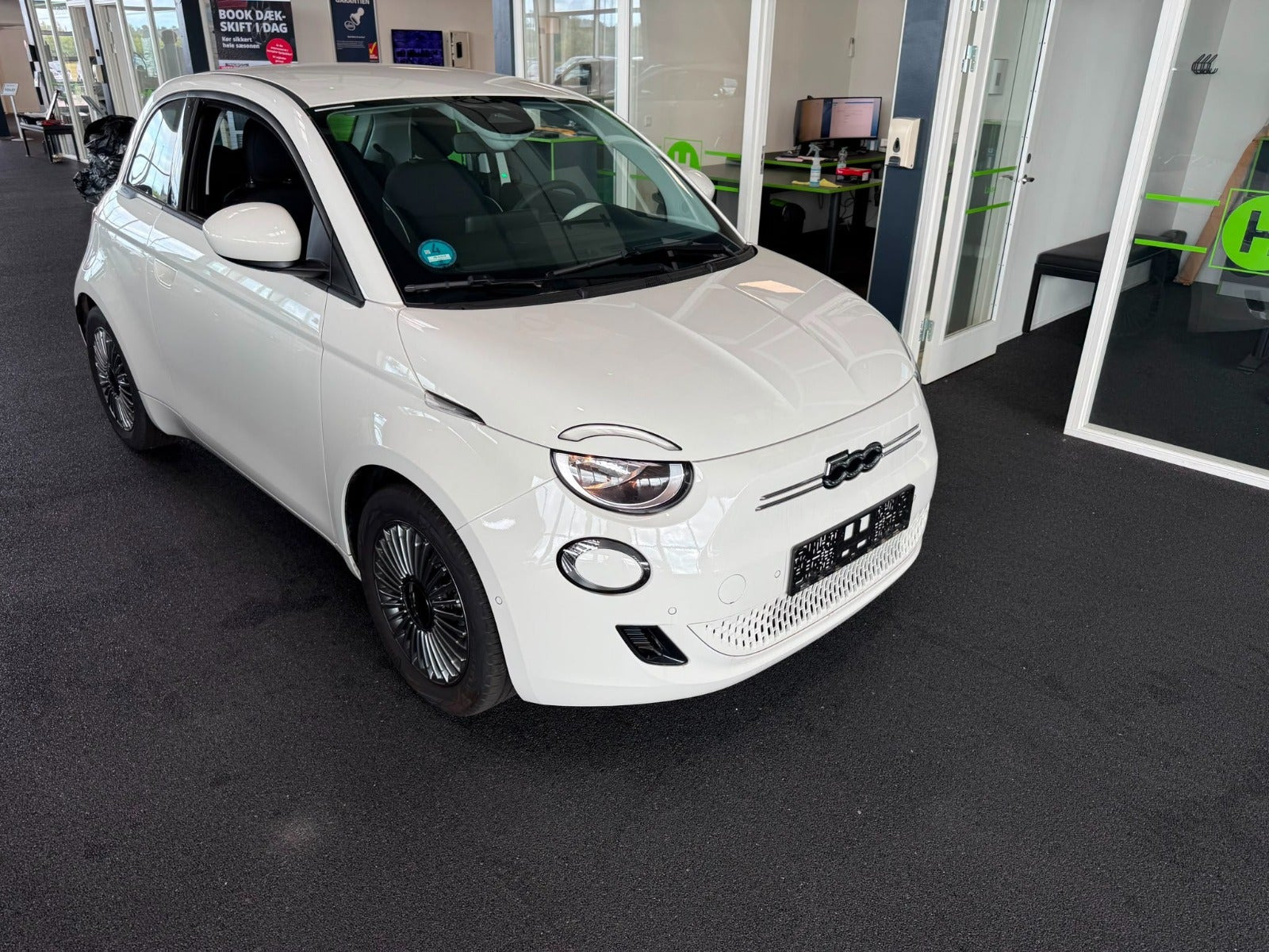 Hvid Fiat 500e fra 2023