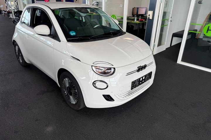 Hvid Fiat 500e fra 2023