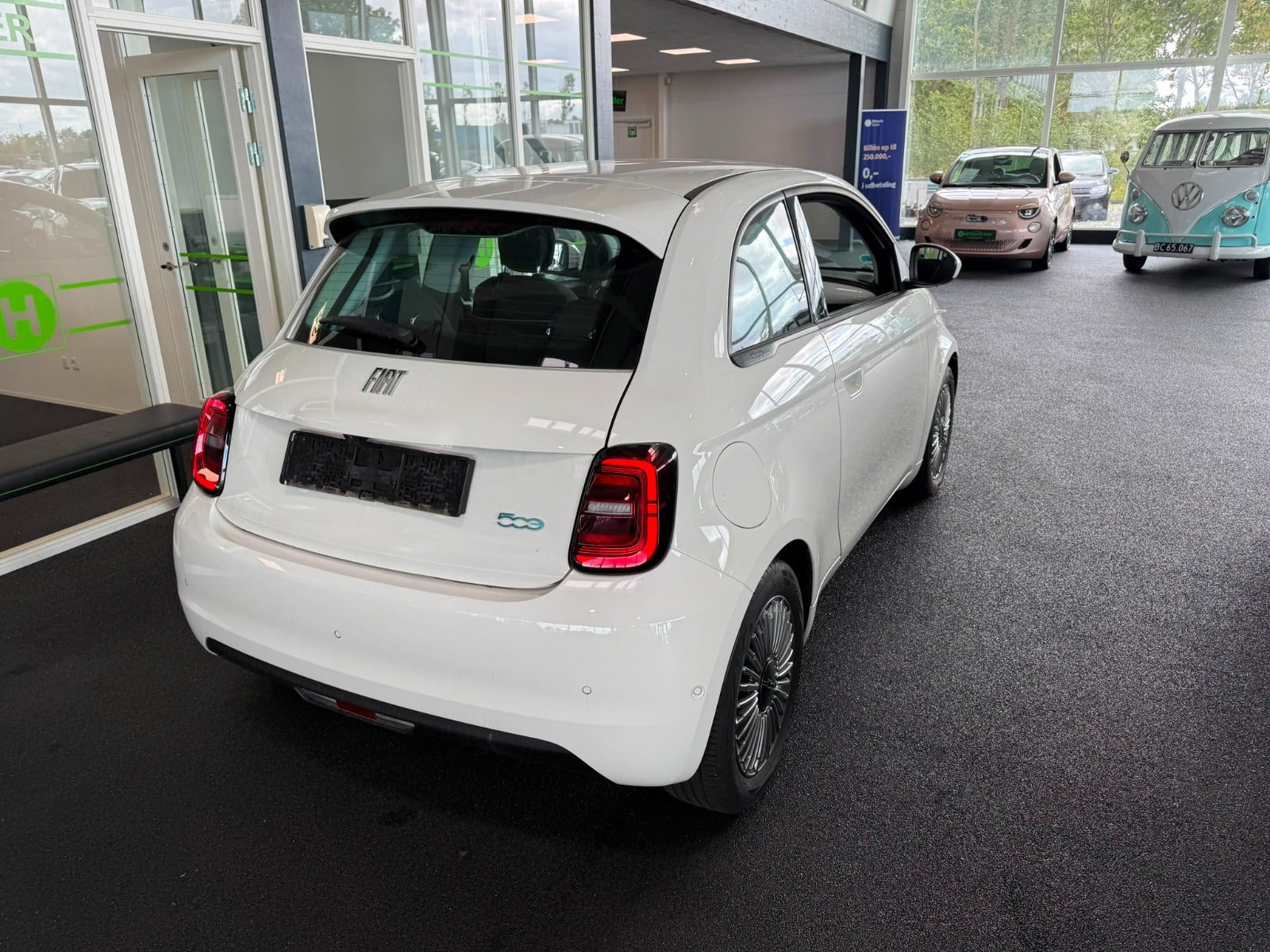 Hvid Fiat 500e fra 2023