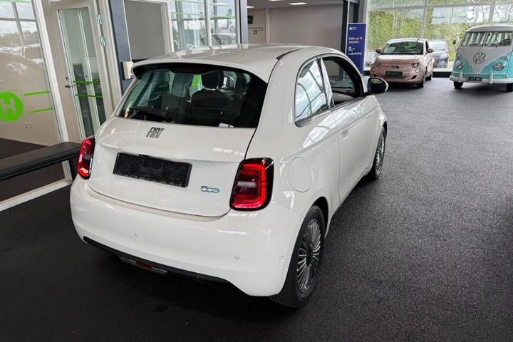 Hvid Fiat 500e fra 2023