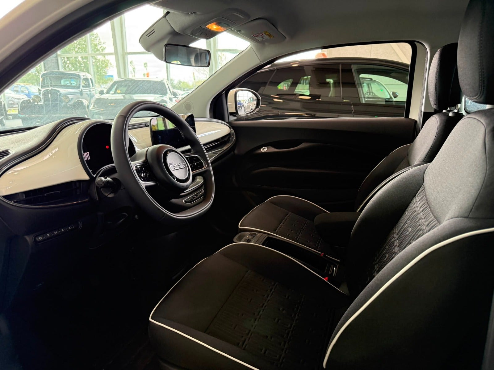 Hvid Fiat 500e fra 2023