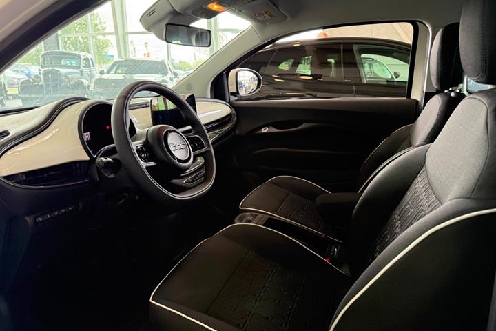 Hvid Fiat 500e fra 2023