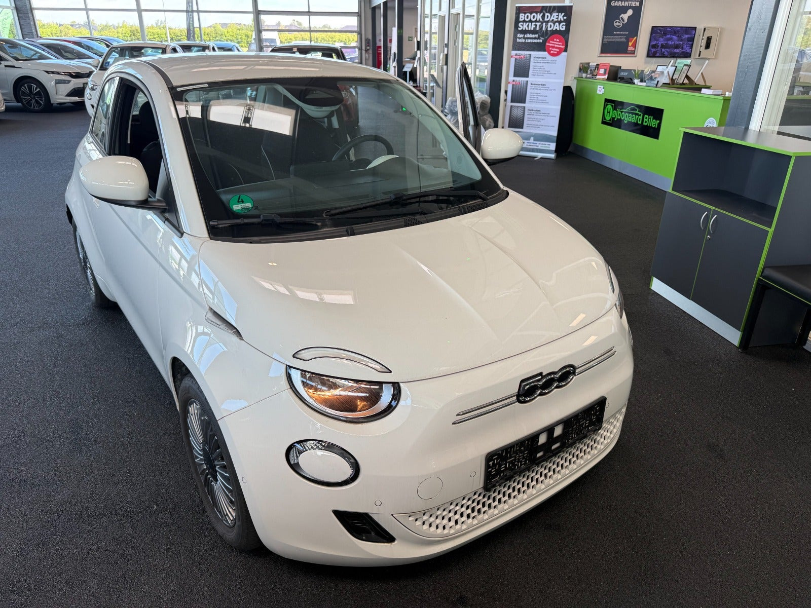 Hvid Fiat 500e fra 2023