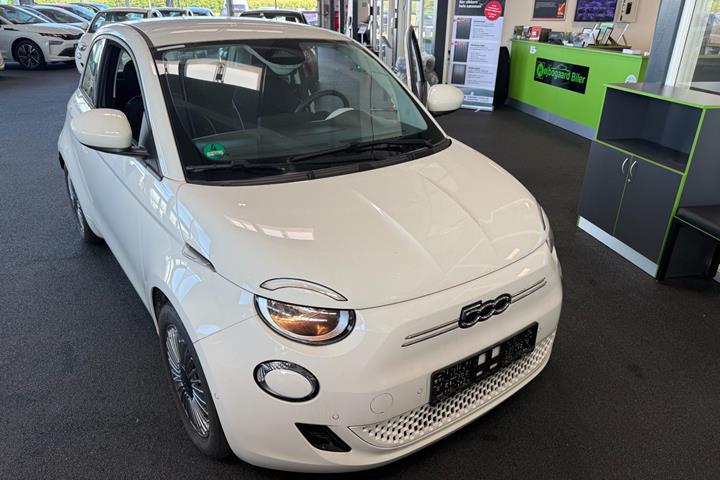 Hvid Fiat 500e fra 2023