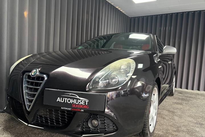 Rød Alfa Romeo Giulietta fra 2013