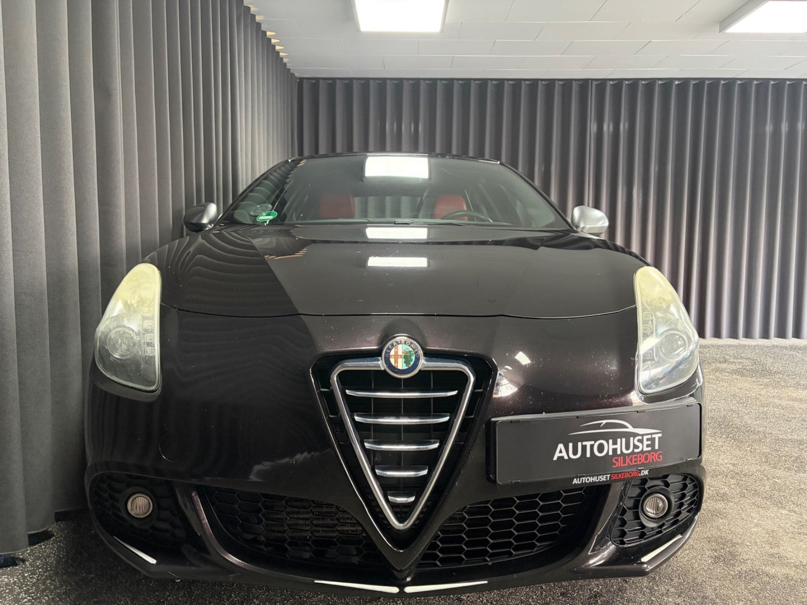 Rød Alfa Romeo Giulietta fra 2013
