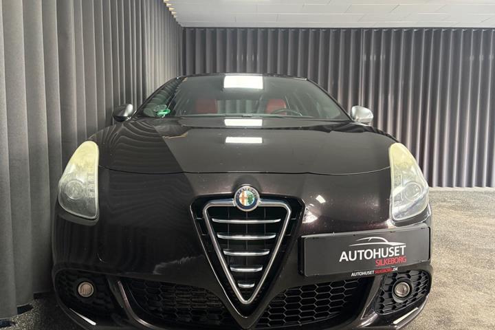 Rød Alfa Romeo Giulietta fra 2013