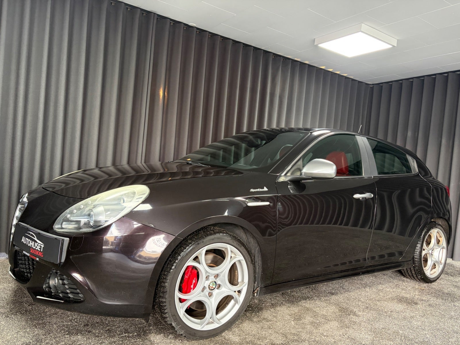 Rød Alfa Romeo Giulietta fra 2013