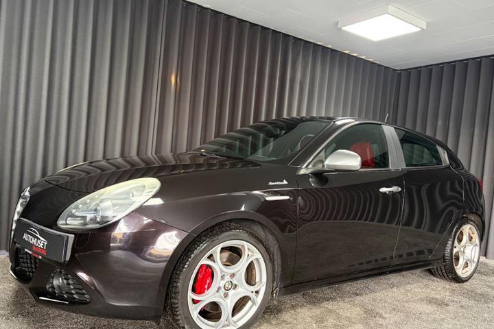 Rød Alfa Romeo Giulietta fra 2013