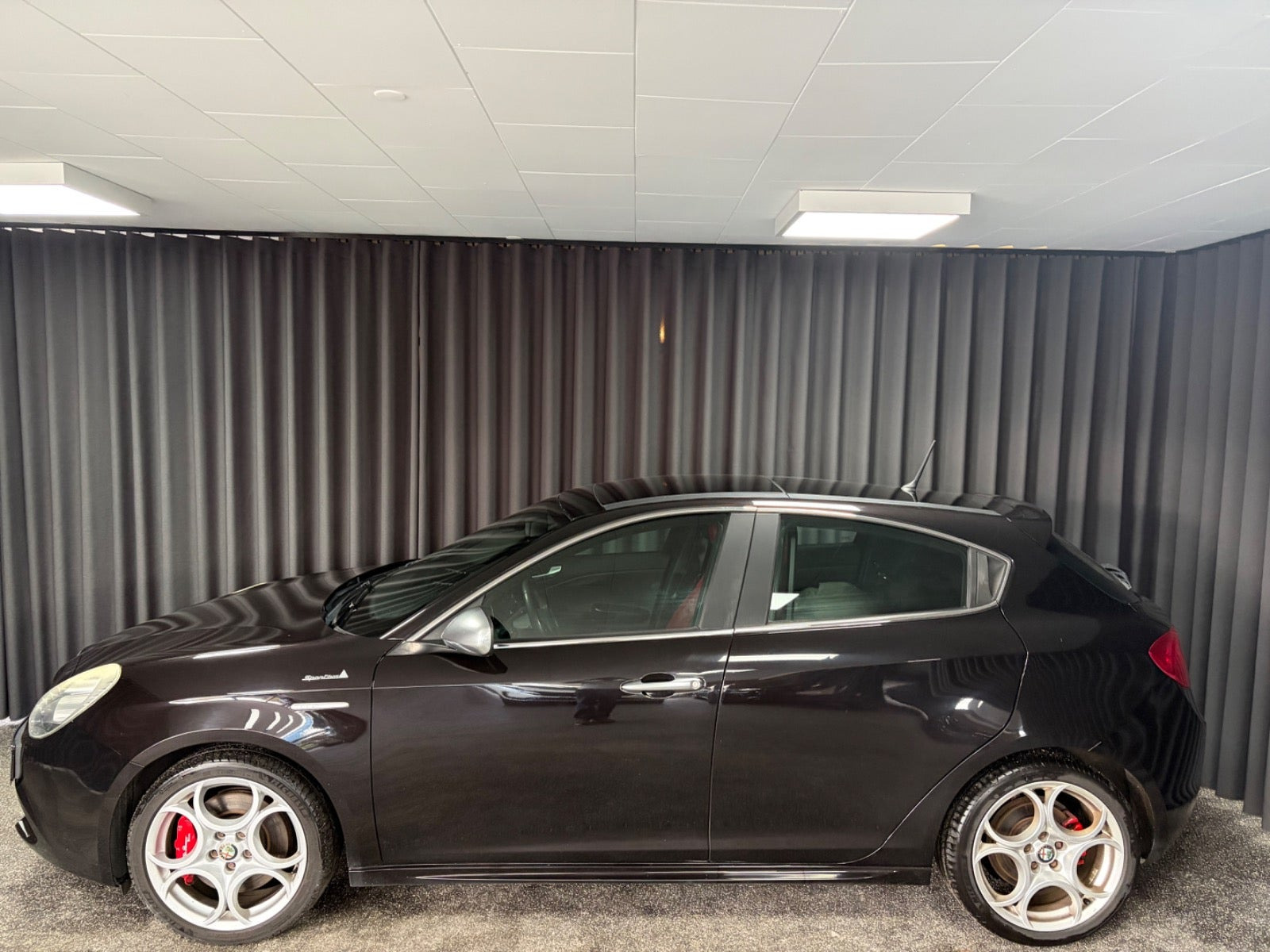 Rød Alfa Romeo Giulietta fra 2013