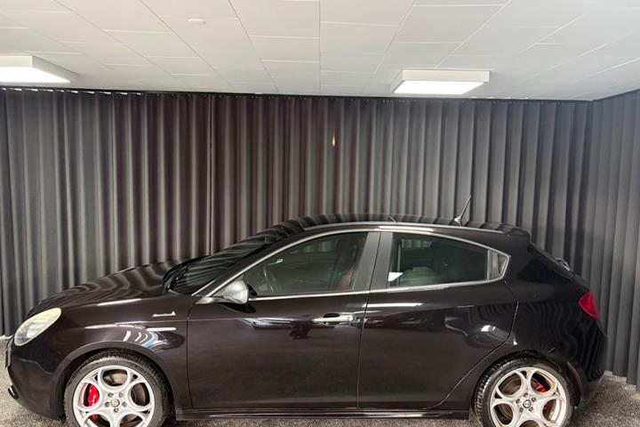 Rød Alfa Romeo Giulietta fra 2013