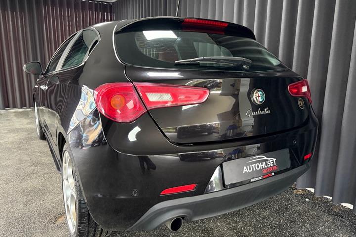 Rød Alfa Romeo Giulietta fra 2013