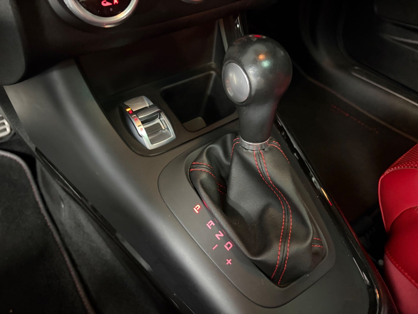 Rød Alfa Romeo Giulietta fra 2013