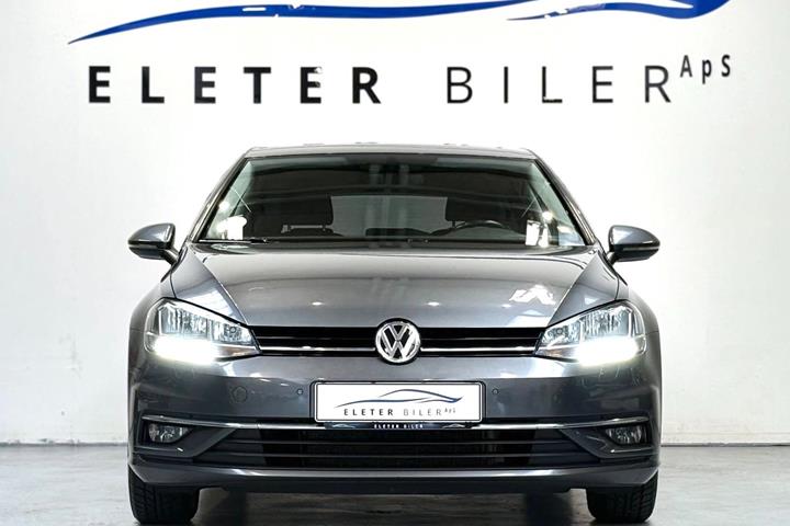 Grå VW Golf VII fra 2018