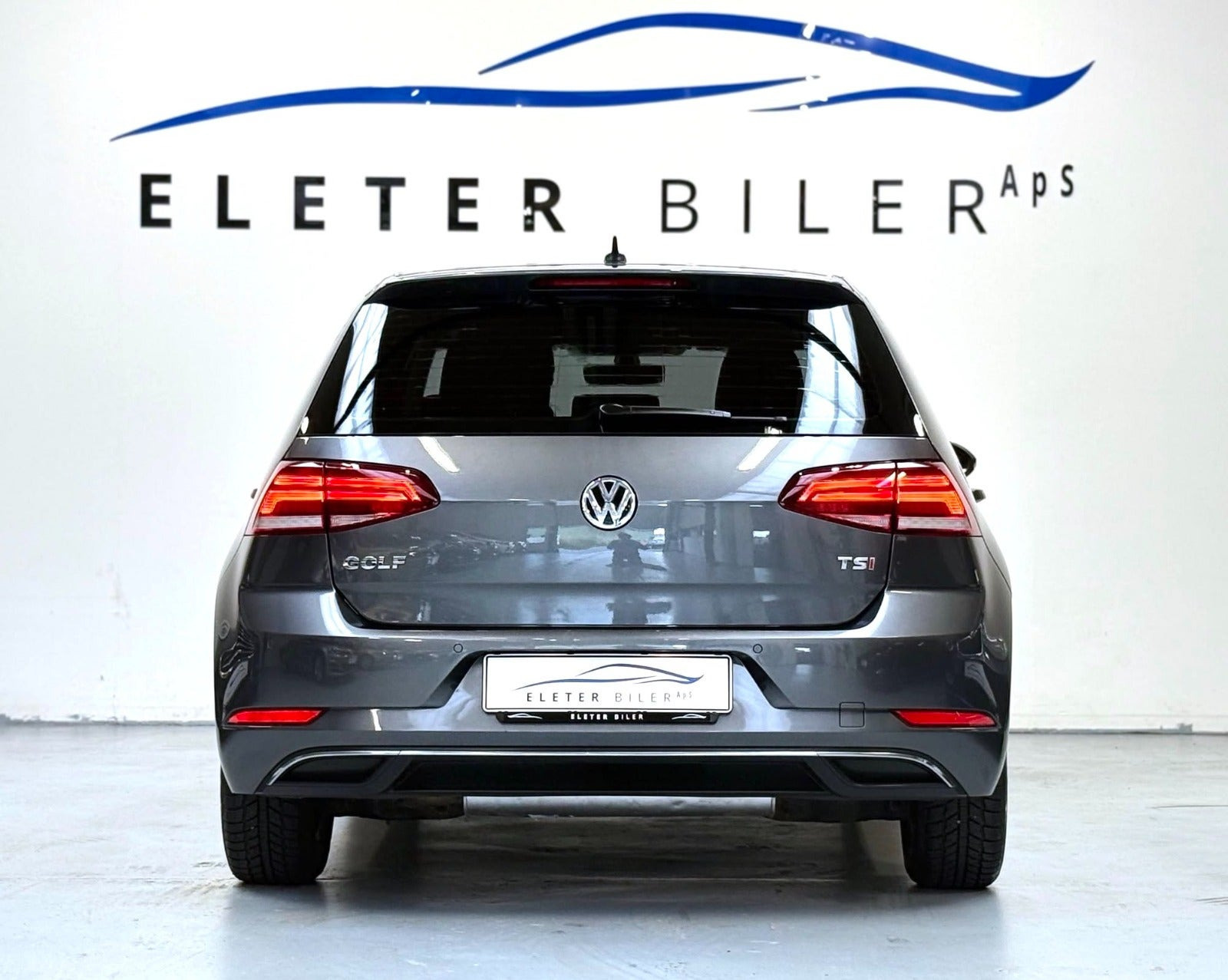 Grå VW Golf VII fra 2018