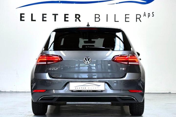 Grå VW Golf VII fra 2018
