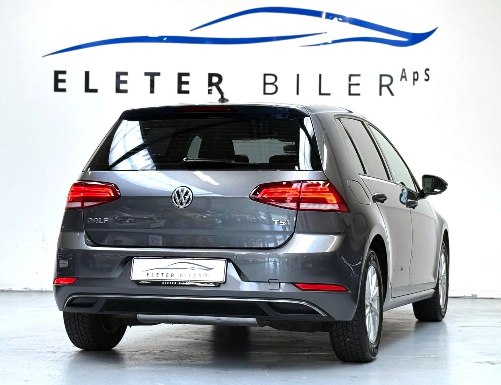 Grå VW Golf VII fra 2018