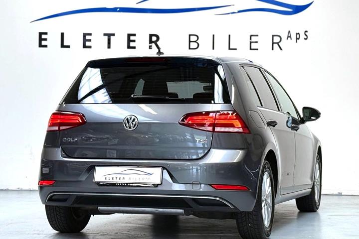 Grå VW Golf VII fra 2018