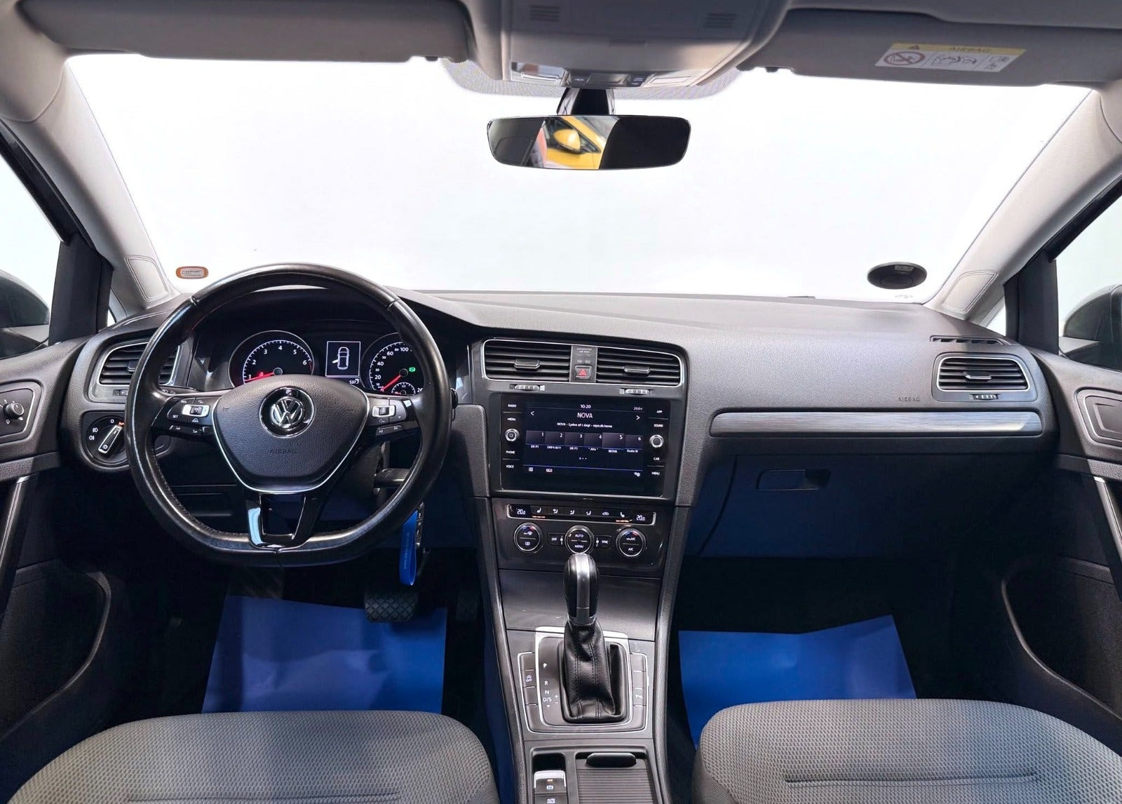 Grå VW Golf VII fra 2018