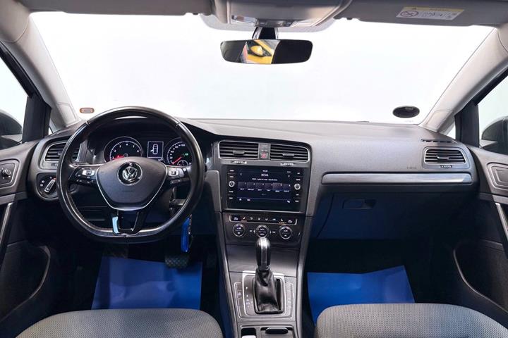 Grå VW Golf VII fra 2018
