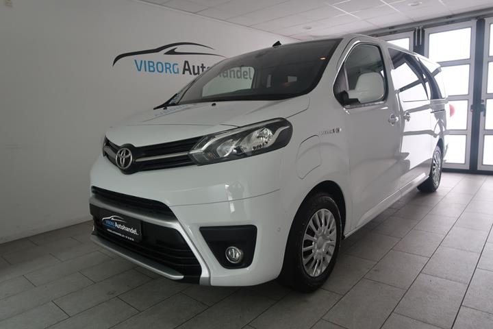 Hvid Toyota Proace Verso fra 2022 set udefra